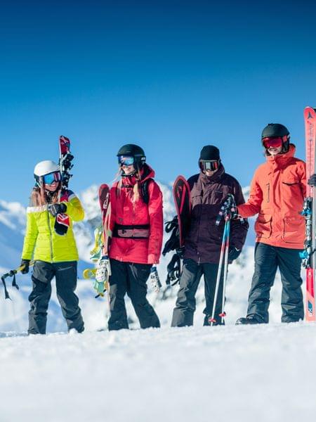 Urlaub mit Freunden Gruppe von Skifahrern mit Ausrüstung auf verschneitem Berg unter blauem Himmel